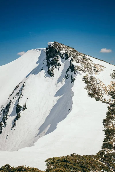 Dağlarda kar ve mavi gökyüzü, bahar — Stok fotoğraf
