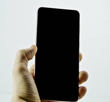 Beyaz arka planda elinde akıllı telefon