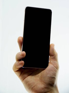 Beyaz arka planda elinde akıllı telefon