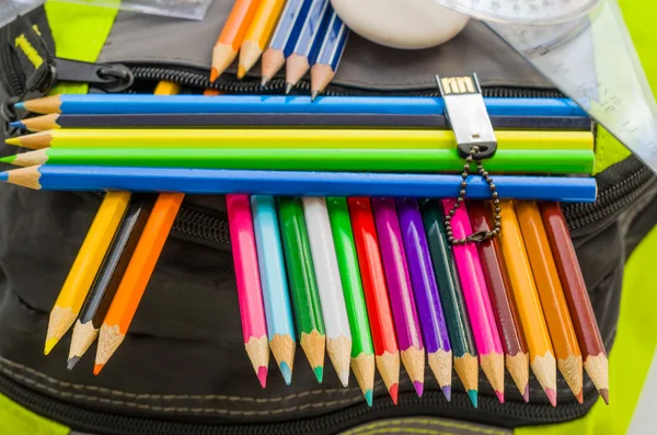 Cartable, sac à dos, crayons, stylos, gomme, école, vacances, règles, connaissances, livres — Photo