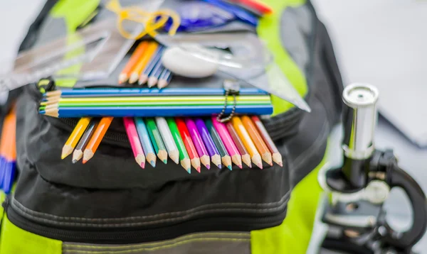 Borsa scuola, zaino, matite, penne, gomma, scuola, vacanza, righelli, conoscenza, libri — Foto Stock