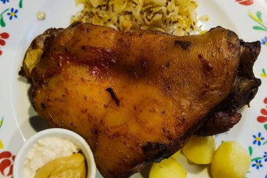 Kavrulmuş domuz knuckle eisbein kızarmış haşlanmış lahana ve hardal ahşap kesme tahtası üzerinde