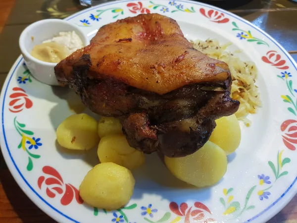 烤的猪肉关节 Eisbein 炖煮过的卷心菜与芥末放在木菜板 — 图库照片