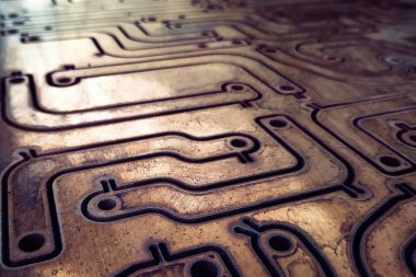 Fabrikadaki çok yönlü bir CNC makinesinde metal ve plastik boşluklar.