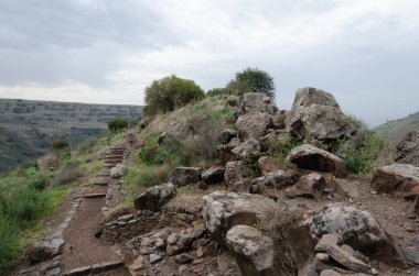 İsrail 'in ulusal parklarındaki Golyan tepelerindeki antik binaların kalıntılarıyla dağlık manzaralar.