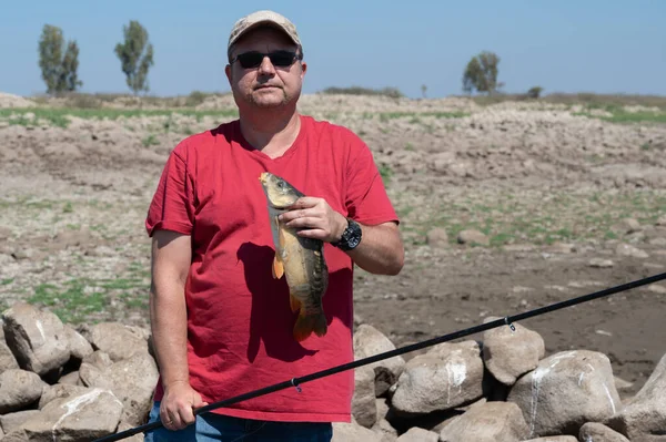 Ein Glücklicher Fischer Fängt Einen Fisch Einer Angel Und Hält — Stockfoto