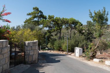 EIN HOD, ISRAEL - 21 EPTEMBER 2021: İsrail Carmel Dağı eteklerindeki ünlü sanatçı köyü Ein Hod, canlı bir topluluk ve sanat eserlerinin yer aldığı