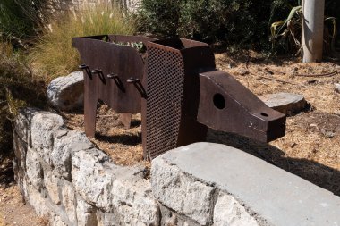 EIN HOD, ISRAEL - 21 EPTEMBER 2021: İsrail Carmel Dağı eteklerindeki ünlü sanatçı köyü Ein Hod, canlı bir topluluk ve sanat eserlerinin yer aldığı