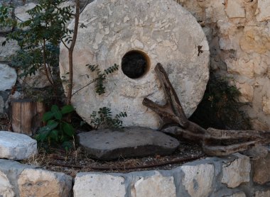 EIN HOD, ISRAEL - 21 EPTEMBER 2021: İsrail Carmel Dağı eteklerindeki ünlü sanatçı köyü Ein Hod, canlı bir topluluk ve sanat eserlerinin yer aldığı