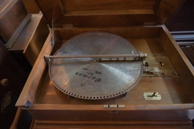 Ein Hod, İsrail - 21 Eylül 2021. MEKANİK MÜZİK MÜZİK veya NISKO MÜZESİ İsrail 'deki Ein Hod köyünde yer almaktadır.