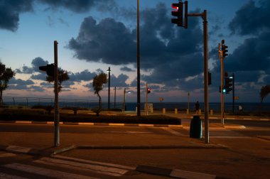 İsrail 'deki Netanya' da Argaman plajının batışıyla denize giden yolu izle.