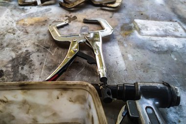 Fabrikada farklı aletleri olan bir çilingir kaynakçının işyeri.