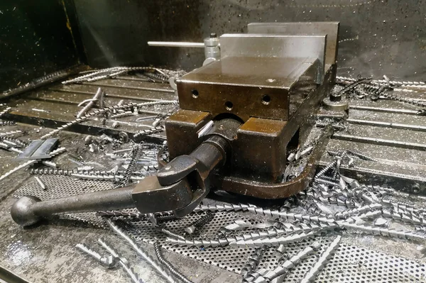 Vise Uma Bancada Metal Torno Aparas Metal Close — Fotografia de Stock