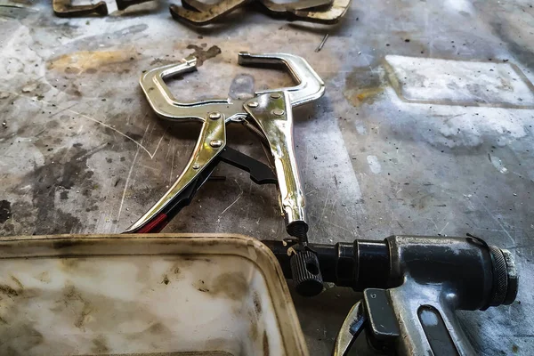 Fabrikada farklı aletleri olan bir çilingir kaynakçının işyeri.