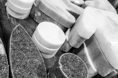 Seramiklerden oyulmuş figürler ve yakın plan siyah beyaz fotoğraf.