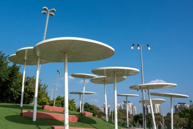 Yaz mevsiminde parkta büyük plaj şemsiyeleri.