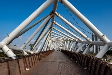 Köprü Güney Netanya 'da Ben Gurion Caddesi üzerinde yer almaktadır. Doğudaki Kış Gölü rezervi ile batıdaki Iris rezervi arasındaki yayalar ve bisikletçiler için bağlantı ekseni görevi görür.