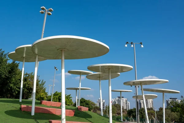 Yaz mevsiminde parkta büyük plaj şemsiyeleri.