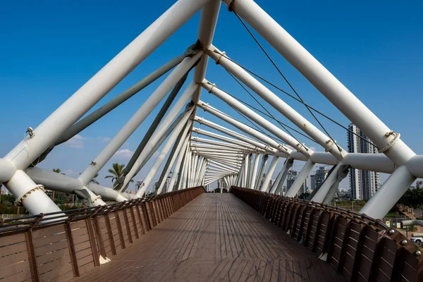 Köprü Güney Netanya 'da Ben Gurion Caddesi üzerinde yer almaktadır. Doğudaki Kış Gölü rezervi ile batıdaki Iris rezervi arasındaki yayalar ve bisikletçiler için bağlantı ekseni görevi görür.