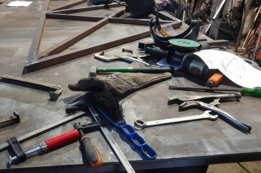 Fabrikada farklı aletleri olan bir çilingir kaynakçının işyeri.