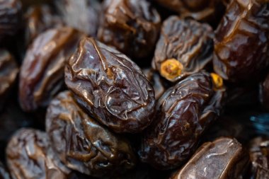 Kurutulmuş meyveler kapalı bir kutuda duruyor.