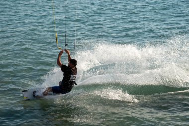 Nahariya, İsrail - 5 Kasım 2021 Galei Galil Plajı. Güneşli bir havada bir adam uçurtma uçuruyor. Yakın plan.