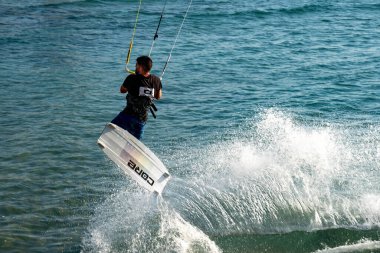 Nahariya, İsrail - 5 Kasım 2021 Galei Galil Plajı. Güneşli bir havada bir adam uçurtma uçuruyor. Yakın plan.