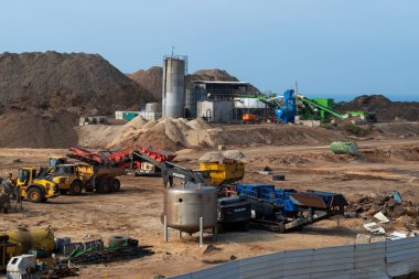 Nahariya, İsrail - 5 Kasım 2021 Galei Galil Plajı. Güneşli bir havada bir adam uçurtma uçuruyor. Yakın plan.