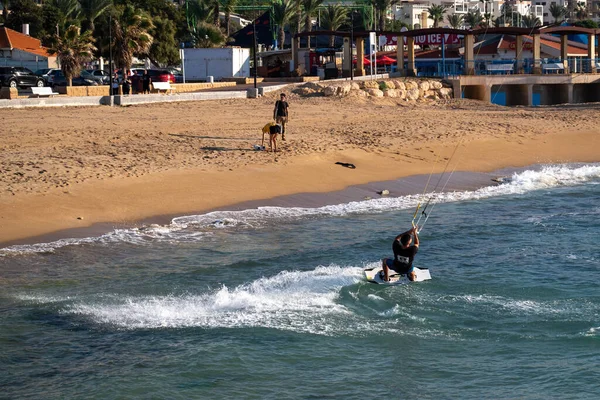 Nahariya, İsrail - 5 Kasım 2021 Galei Galil Plajı. Güneşli bir havada bir adam uçurtma uçuruyor. Yakın plan.