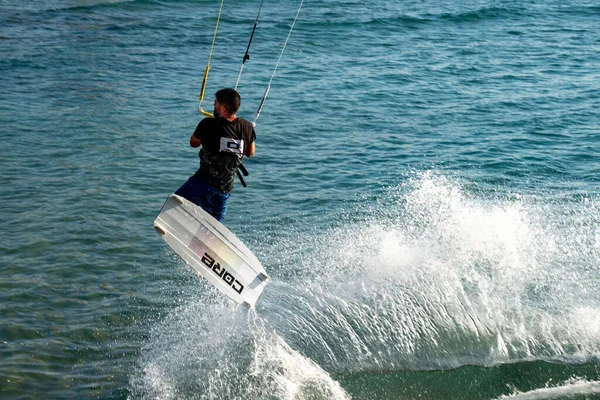 Nahariya, İsrail - 5 Kasım 2021 Galei Galil Plajı. Güneşli bir havada bir adam uçurtma uçuruyor. Yakın plan.