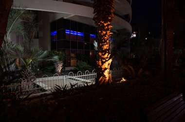 Netanya, İsrail - 23 Eylül 2021: Sderot Oved Ben Ami sokak akşamı deniz kenarındaki oteller