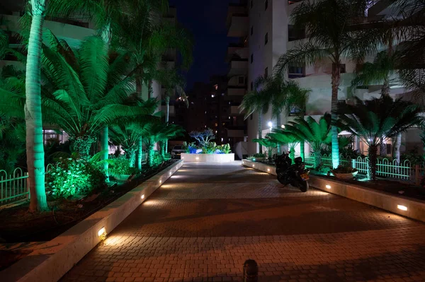 Netanya, İsrail - 23 Eylül 2021: Sderot Oved Ben Ami sokak akşamı deniz kenarındaki oteller