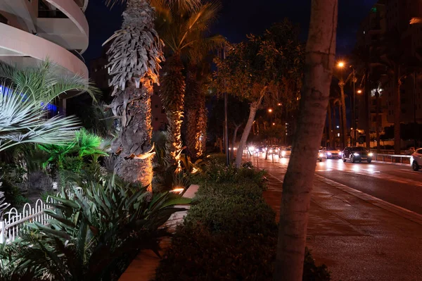 Netanya, İsrail - 23 Eylül 2021: Sderot Oved Ben Ami sokak akşamı deniz kenarındaki oteller