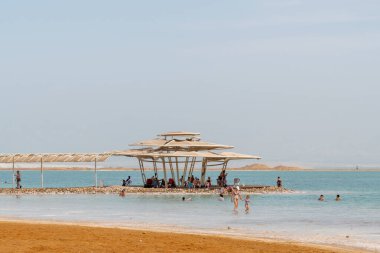 Ölü Deniz, İsrail - 30 Ekim 2021: Hamei Zohar Plajı.