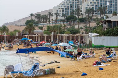 Ölü Deniz, İsrail - 30 Ekim 2021: Hamei Zohar Plajı.