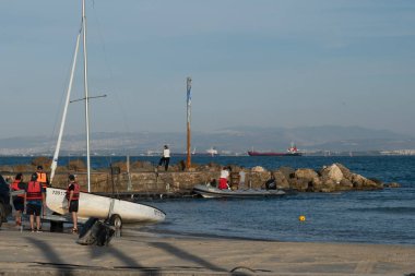 İsrail, Hayfa - 3 Aralık 2021: Güneşli bir günde Hayfa 'da yelken okulu.