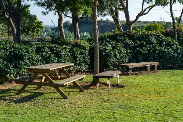 Eğlence parkında yeşil çayır üzerinde piknik masası