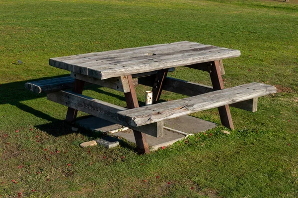 Picknicktafel Groene Weide Pretpark — Stockfoto