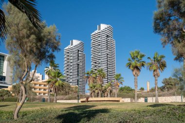 Netanya, İsrail - 24 Eylül 2021: Argaman Plajı, kafeler, oteller, aerobik noktaları. Sderot Oved Ben Ami Caddesi.