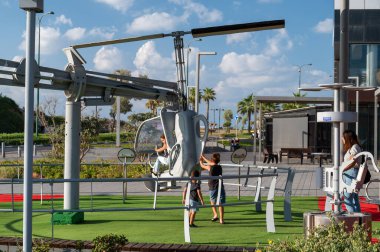 Netanya, İsrail - 24 Eylül 2021: Akdeniz 'in ilk hattındaki çocuklar için eğlence alanları