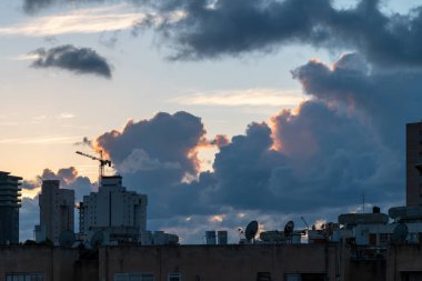 Netanya, Merkez Bölge, İsrail - 4 Kasım 2021: Dr. Stupp Caddesi. Gün batımında yüksek binalarda ikamet ediyorlar..