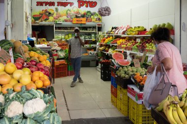 Netanya, Merkez Bölge, İsrail - 4 Kasım 2021: Sderot Binyamin Caddesi. Dükkanlar farklıdır..