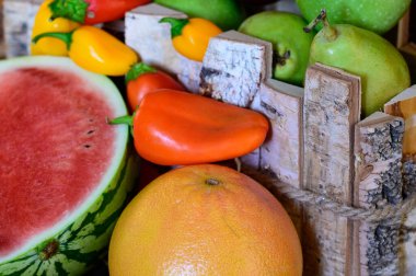 Yarım karpuz, sonbahar meyveleri ve sebzelerle sakin bir hayat..