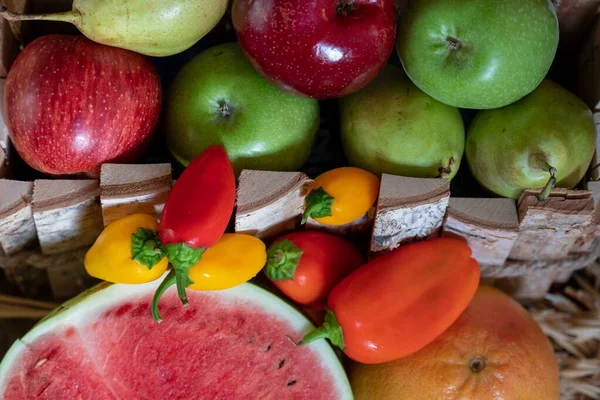 Stillleben mit einer halben Wassermelone und Herbstfrüchten und Gemüse. — Stockfoto
