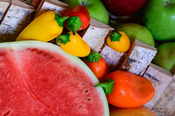 Yarım karpuz, sonbahar meyveleri ve sebzelerle sakin bir hayat..