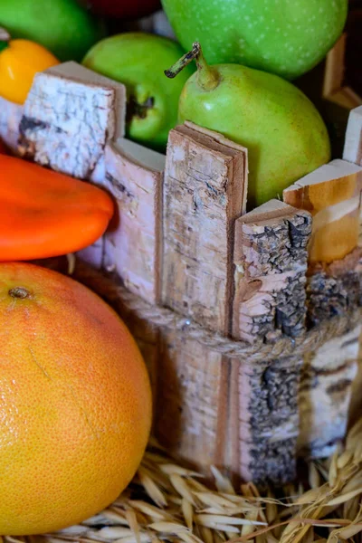 Stillleben mit einer halben Wassermelone und Herbstfrüchten und Gemüse. — Stockfoto