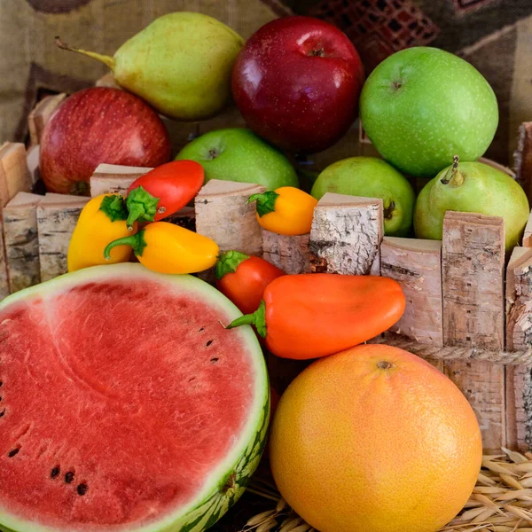 Yarım karpuz, sonbahar meyveleri ve sebzelerle sakin bir hayat..