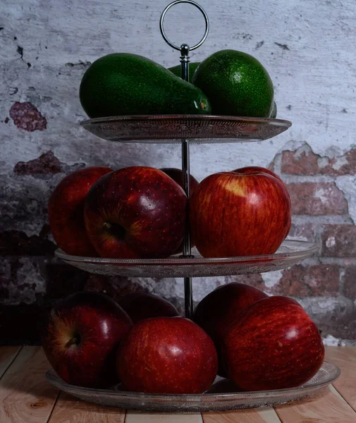Kırmızı elmalı 3 katlı cam meyve tabağı.