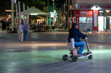 ISRAEL, NETANIA, 23 Kasım 2022 - Central City Square - Netanya, İsrail 'den Kikar Ha' Atzmaut. İyi akşamlar..