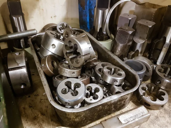 Çok yönlü bir CNC makinesinde metal ve plastik boşluklar